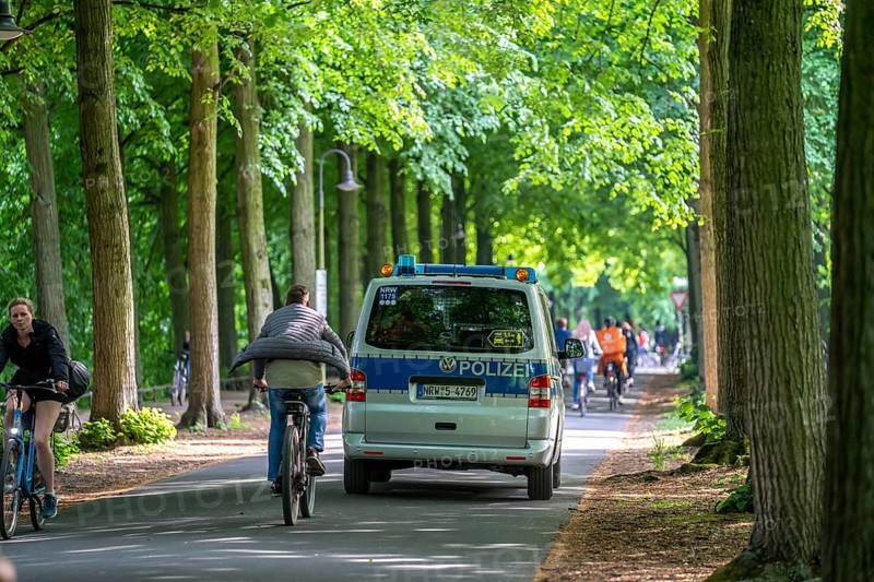 Police patrol on the Promenade cycle path, a tree-lined, car-free, approximately 4.5 km long ring road around the city centre of Münster, North Rhine-Westphalia, Germany, Europe