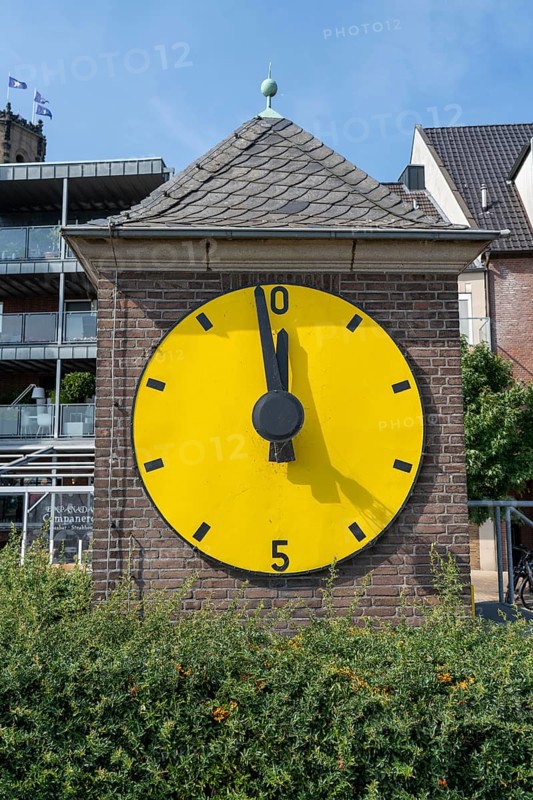 The Rhine at extremely low water, Rhine level at Emmerich pointing towards zero, Rhine promenade, North Rhine-Westphalia, Germany, Europe