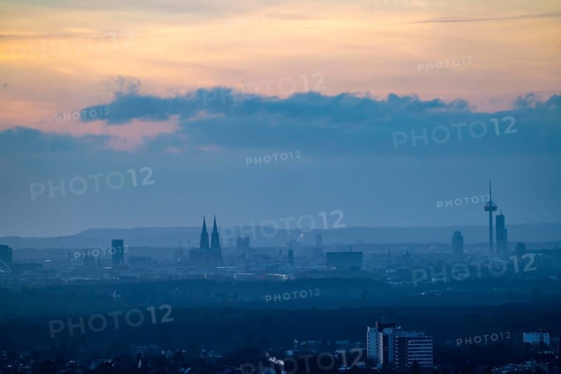 The skyline of Cologne, seen from the east, Cologne Bay, sunset, North Rhine-Westphalia, Germany, Europe