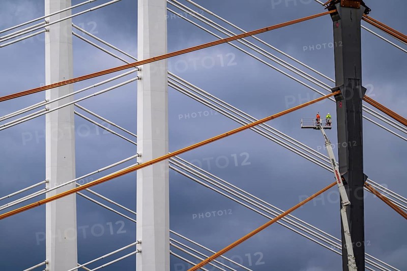 The new Rhine bridge Neuenkamp, the A40, white pillar ropes, and the old motorway bridge, which is being dismantled, preparation for demolition, workers on cherry pickers measure, mark the old bridge pillar, Duisburg, North Rhine-Westphalia, Germany, Europe
