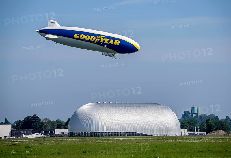 The Zeppelin NT, newly stationed at Essen/Mülheim Airport, undertakes sightseeing flights over the Rhine-Ruhr area, landing approach, airship hangar of the WDL Group, Mülheim an der Ruhr, North Rhine-Westphalia, Germany, Europe