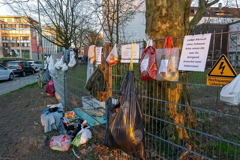 Gift fence with donations for the homeless and needy, food, hygiene articles, clothing, in Essen Rüttenscheid, effects of the corona crisis in Germany