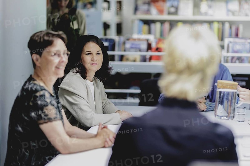 Exchange with student ambassadors representing the German, Danish and Frisian minorities during the Foreign Minister's trip to Germany in Flensburg, 25 July 2024. /