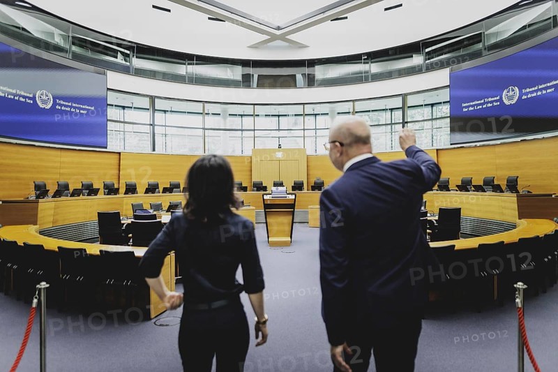 (R-L) Tomas Heidar, President of the International Tribunal for the Law of the Sea, and Annalena Bärbock (Alliance 90/The Greens), Federal Foreign Minister, during a visit to the courtroom at the International Tribunal for the Law of the Sea during the Foreign Minister's trip to Germany in Hamburg, 26 July 2024. /