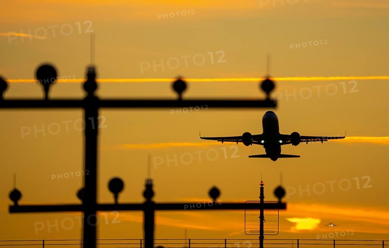Düsseldorf International Airport, DUS, take-off and landing runway, aircraft taking off, Runway 05R/23L, Düsseldorf, North Rhine-Westphalia, Germany, Europe