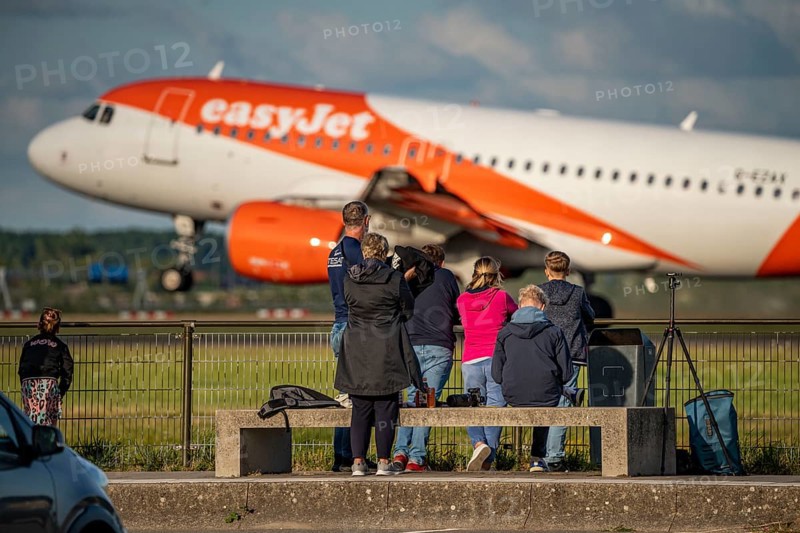 Amsterdam Shiphol Airport, Polderbaan, one of 6 runways, spotter area, see aeroplanes up close, easyjet, Schiphol