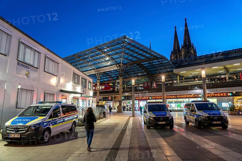 Cologne Central Station, temporary Federal Police station at Breslauer Platz, Cologne Cathedral, Cologne, North Rhine-Westphalia, Germany, Europe