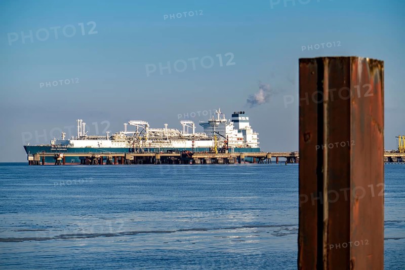 The Höegh Esperanza, an LNG storage and vaporisation vessel, is moored at the LNG terminal near Wilhelmshaven, converting the liquefied natural gas, LNG, delivered on ships into gas and storing it in the natural gas grid, Lower Saxony, Germany, Europe