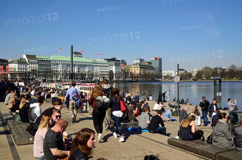 Europe, Germany, Hamburg, City, Inner Alster Lake, lunch break on the Alster terrace, jetty, Europe
