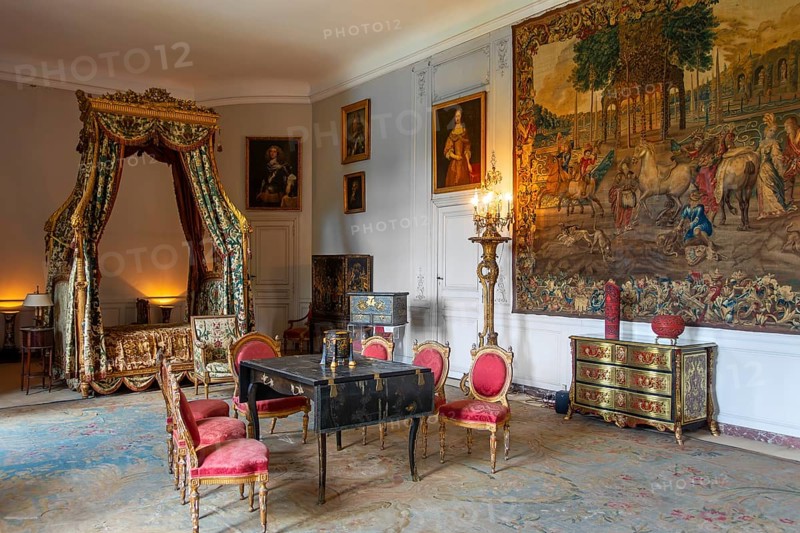 Louis XVI canopy bed, lit à la polonaise in the Amblise Room at Château de Bel?il, Baroque castle in Beloeil, province of Hainaut, Wallonia, Belgium, Europe