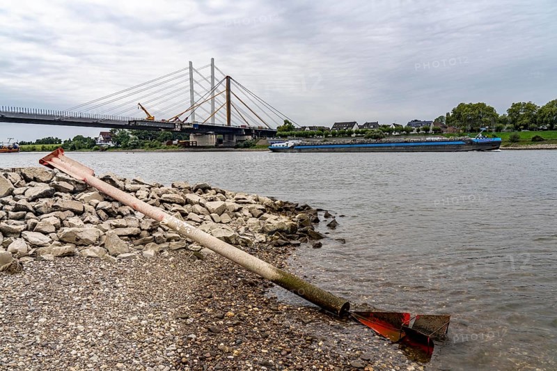 Low water level of the Rhine at Duisburg-Neuenkamp, gauge at 279 cm, no restrictions for shipping yet, North Rhine-Westphalia, Germany, Europe