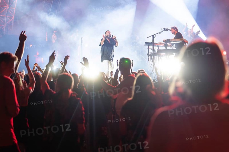 Open-air concert at night, singer on stage, keyboard player, large crowd, Klostersommer, Calw Hirsau, Black Forest, Germany, Europe