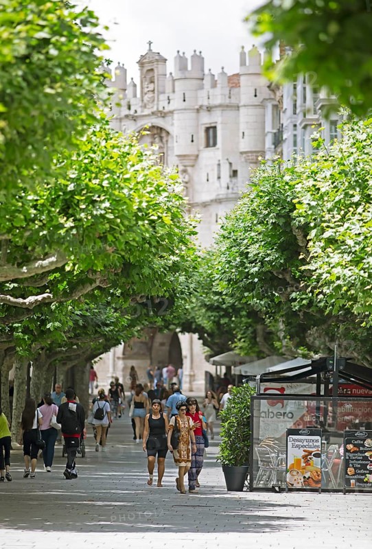 Pedestrian zone Paseo del Espolón or de Esponcillo in the historic centre of Burgos, behind the city gate Arco de Santa Maria, province of Burgos, Castile and Leon, Spain, Europe