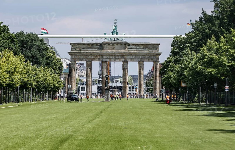 The fan mile in Berlin between the Brandenburg Tor tor and the Victory Column is equipped with artificial turf for the 2024 European Championships, 23 May 2024, Berlin, Berlin, Germany, Europe