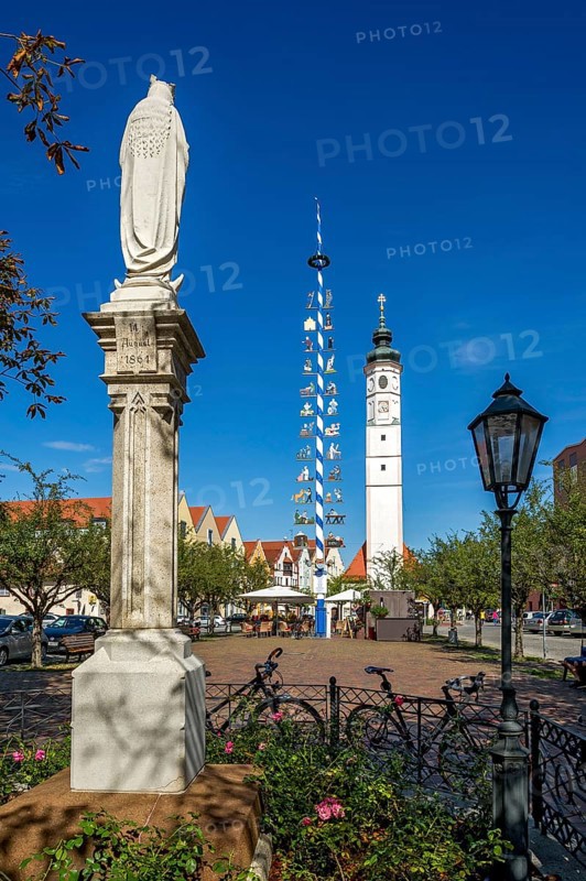 Marian figure on Marian column, maypole, bell tower of the market church St. Veit, Marienplatz, market square, Dorfen, Upper Bavaria, Bavaria, Germany, Europe