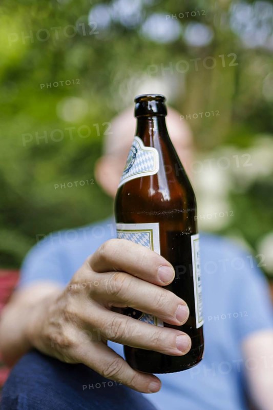 Topic, Beer, Man in the garden, Bonn, 04.07.2024