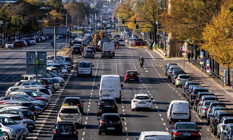 Road traffic on the main street, Straße des 17. Juni, Berlin, Germany, Europe