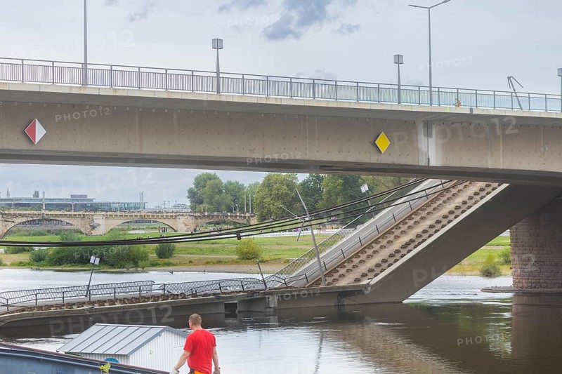 In the early hours of the morning, a section of the Carola Bridge collapsed for unknown reasons. Over a length of around 100 metres, the section on which the trams normally run has collapsed into the Elbe. The area is cordoned off, partial collapse of the Carola Bridge in Dresden, further bridge sections are in acute danger of collapsing, Dresden, Saxony, Germany, Europe