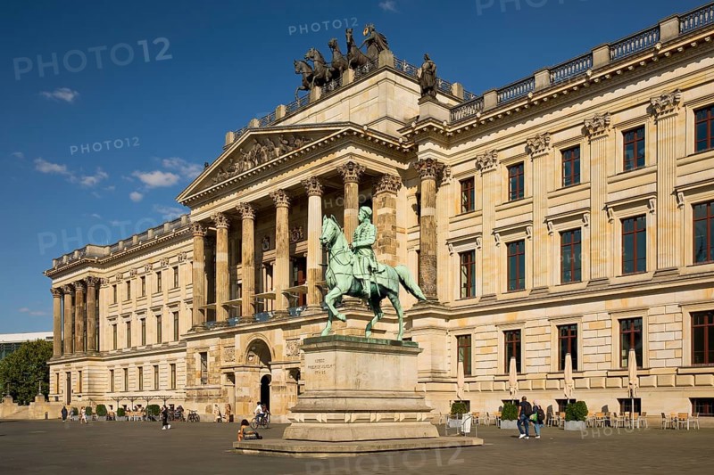 Palace, classicist three-winged complex with quadriga and equestrian statue of Duke Friedrich Wilhelm, Brunswick, Lower Saxony, Germany, Europe