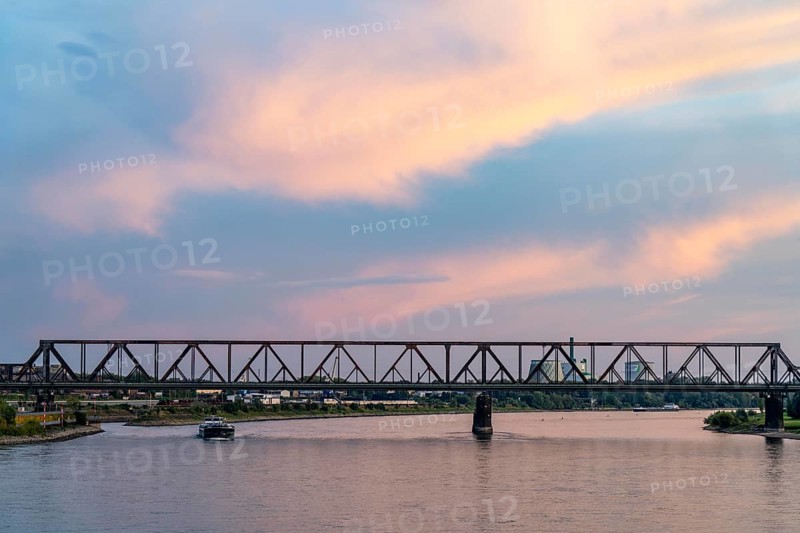 The railway bridge Duisburg-Hochfeld-Rheinhausen, over the Rhine, regional trains and many goods trains cross the Rhine here, from 1950, steel truss bridge, Duisburg, North Rhine-Westphalia, Germany, Europe