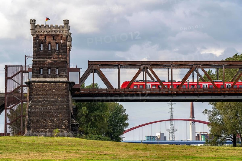 The railway bridge Duisburg-Hochfeld-Rheinhausen, over the Rhine, regional trains and many goods trains cross the Rhine here, from 1950, steel truss bridge, in the background the Bridge of Solidarity in DU-Rheinhausen, road bridge, Duisburg, North Rhine-Westphalia, Germany, Europe
