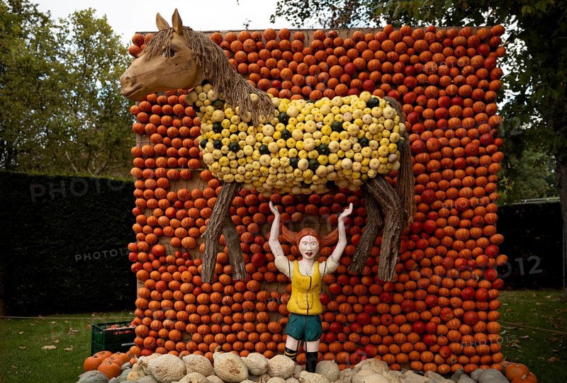 Figure of Pippi Longstocking lifting her horse Little Uncle, pumpkin exhibition, pumpkins, Blühendes Barock, Ludwigsburg, Baden-Württemberg, Germany, Europe
