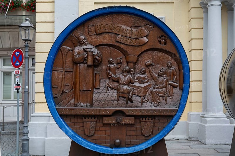 Beer keg of the Mönchshof Bräu brewery in front of the town hall during the Kulmbach Beer Week, Kulmbach, Upper Franconia, Bavaria, Germany, Europe