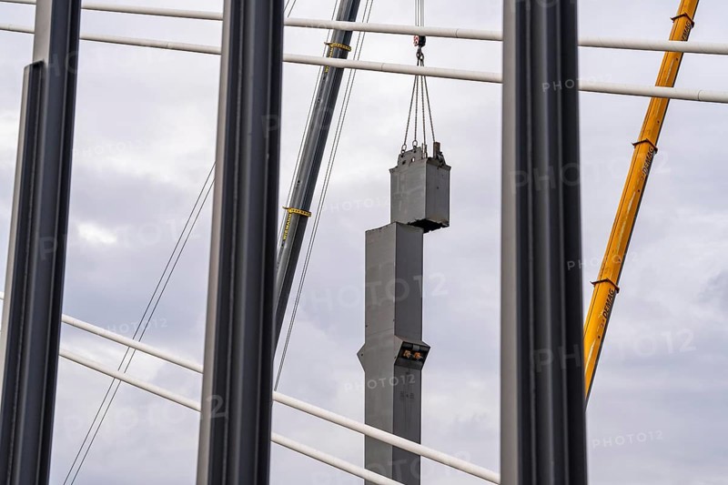 Dismantling of the old motorway bridge Neuenkamp, the A40, dismantling of the last bridge pier, next to it the first part of the new Rhine bridge, the second part is to be completed in 2026, Duisburg, North Rhine-Westphalia, Germany, Europe