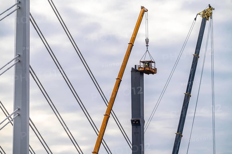 Dismantling of the old motorway bridge Neuenkamp, the A40, dismantling of the last bridge pier, next to it the first part of the new Rhine bridge, the second part is to be completed in 2026, Duisburg, North Rhine-Westphalia, Germany, Europe
