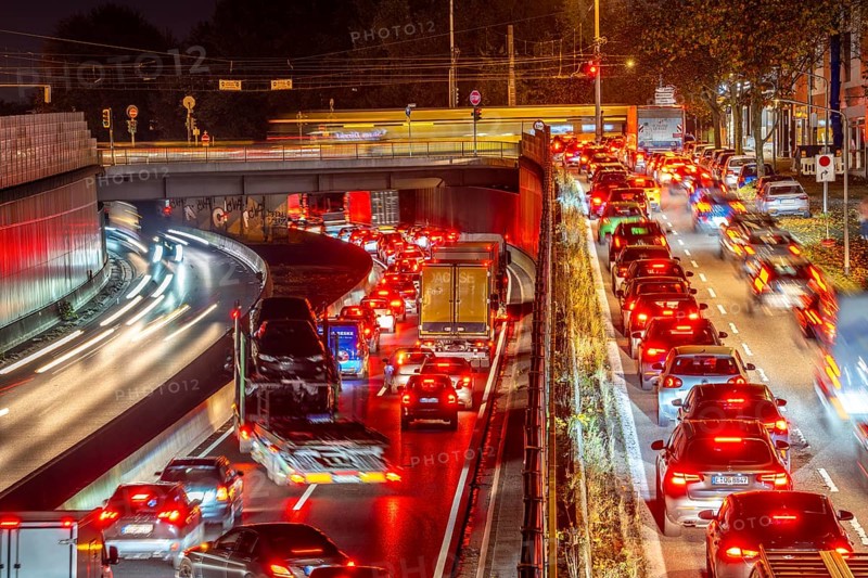 Evening traffic, partly with congestion, slow-moving traffic on the A40 motorway, traffic jam heading east, after a serious traffic accident, with full closure of the directional lanes, road users try to avoid via inner-city roads, exit Essen-Huttrop, North Rhine-Westphalia, Germany, Europe