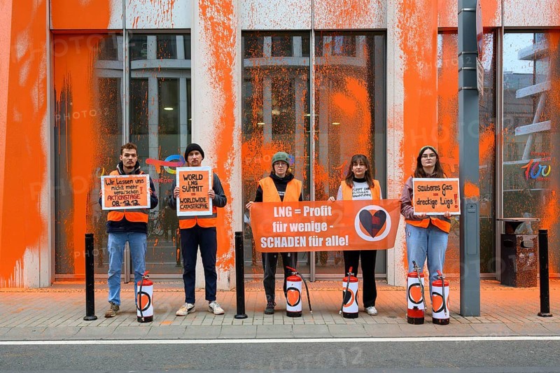 Last Generation activists after colour attack on Total Energies building. They are protesting against the World LNG Summit, which is due to take place in Berlin in December. Centre Regina Stephan, right Lilli Gomez, Berlin, 06.11.2024