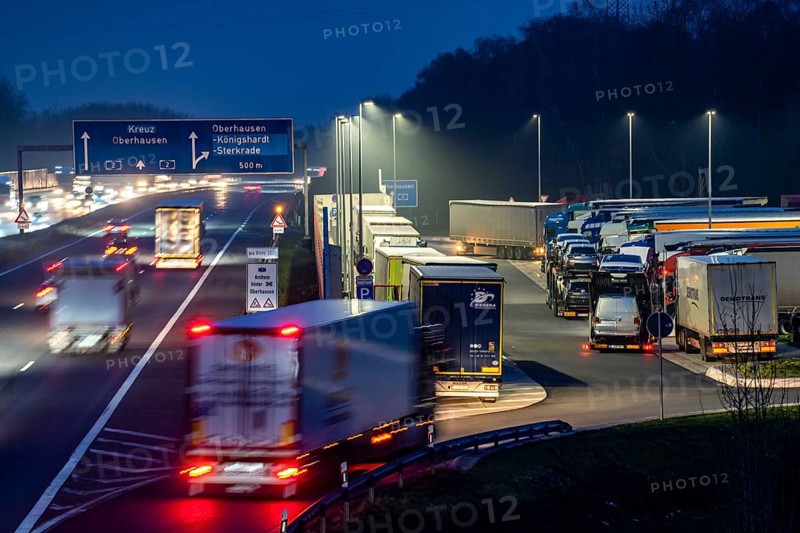 Heavy traffic on the A2 at the Schwarze Heide rest area, Bottrop, overcrowded car park for trucks in the evening, Bottrop, North Rhine-Westphalia, Germany, Europe