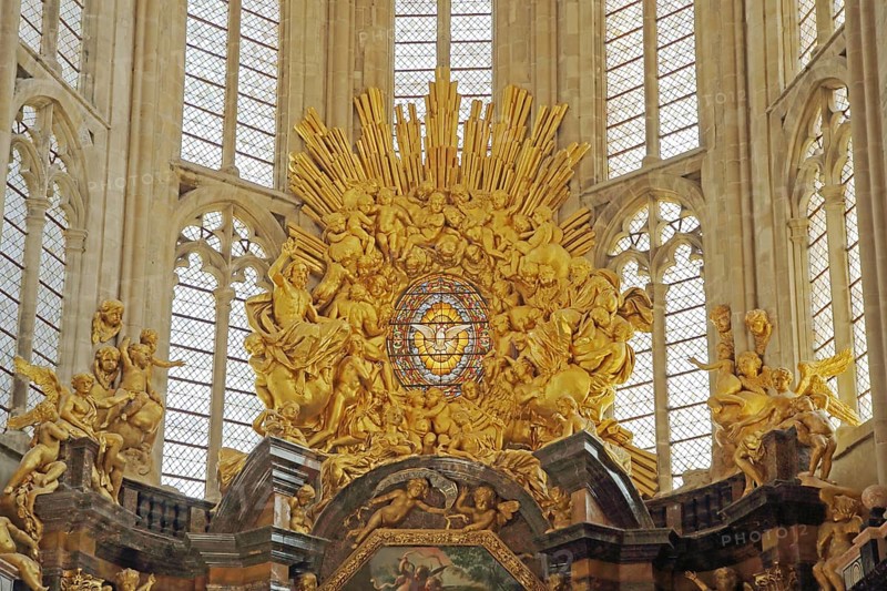 Altar retable of the high altar of the Gothic church Ste-Marie-Madeleine, interior view, retable, arts and crafts, decoration, Saint Spirit, sculptures, rays, dove of peace, golden, magnificent, Saint-Maximin-la-Sainte-Baume, St, Var, Provence, France, Europe