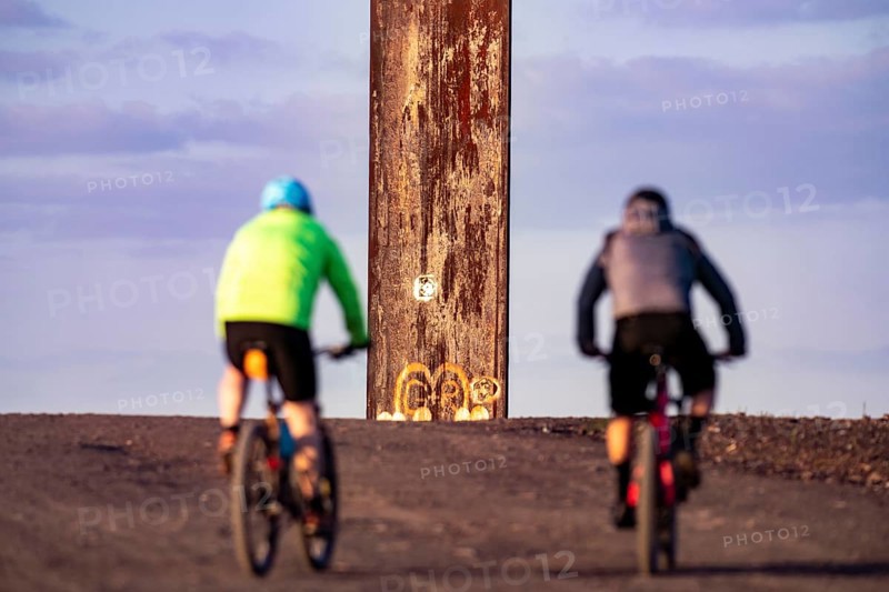 Mountain biker on the Schurenbach spoil tip, with the slab for the Ruhr area, Essen, North Rhine-Westphalia, Germany, Europe
