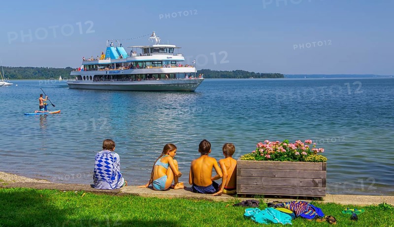 Lakeshore with tour boat, Seeshaupt, Lake Starnberg, Bavarian Alpine Foreland, Upper Bavaria, Bavaria, Germany, Europe