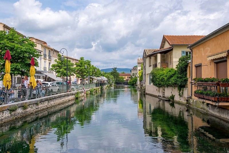 L'Isle-sur-la-Sorgue with river Sorgue, L'Isle-sur-la-Sorgue, Département Vaucluse, Provence-Alpes-Côte d'Azur, South of France, France, Europe
