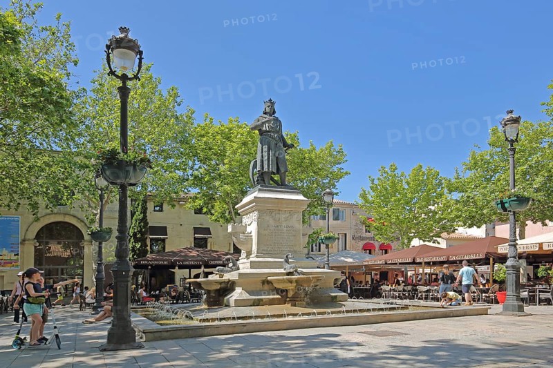 Place Saint Louis with people and statue Saint Louis, Louis the Saint, Louis IX, French, French, king, monument, sculpture, Aigues-Mortes, Gard, Camargue, Provence, France, Europe