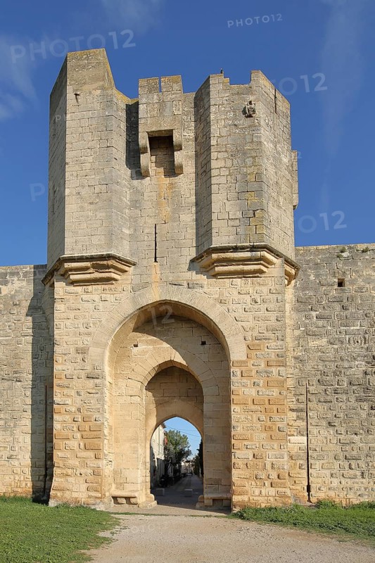Porte des Cordeliers, town gate, historic town fortifications, town wall, Aigues-Mortes, Gard, Camargue, Provence, France, Europe