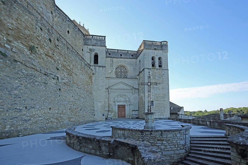 Gothic Saint-Sauveur church with historic city wall and cross, St, Grignan, Drôme, Tricastin, Provence, France, Europe