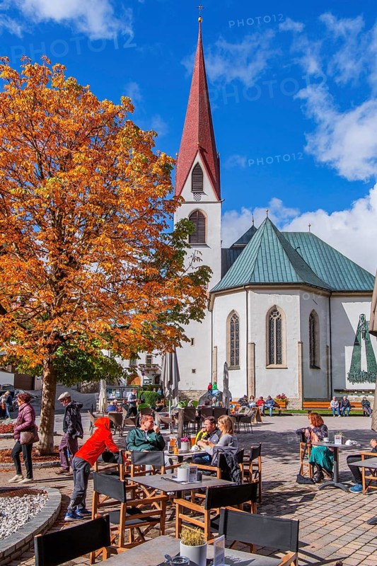 Village square with pilgrimage church of St. Oswald in autumn, Seefeld in Tyrol, Seefeld Plateau, Tyrol, Austria, Europe