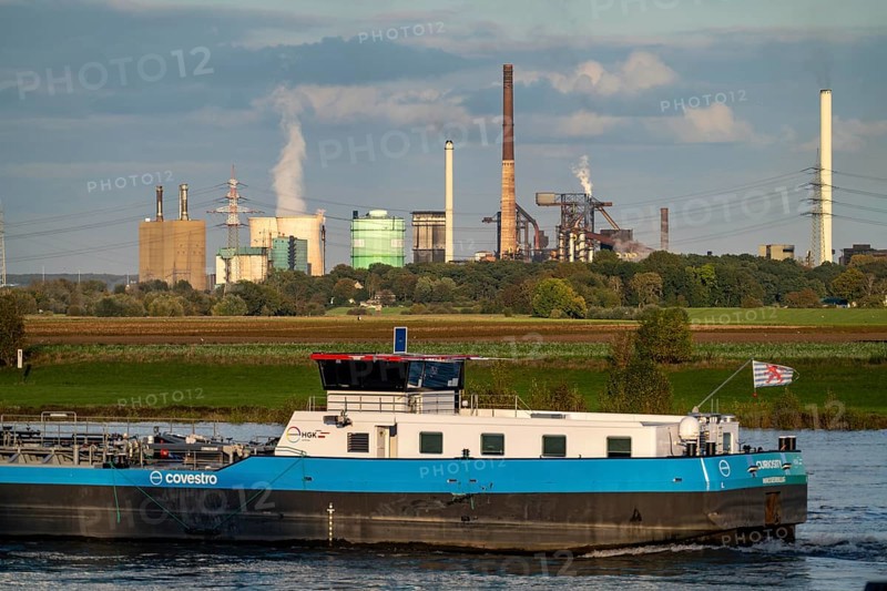 Hüttenwerke Krupp-Mannesmann, HKM in Duisburg-Hüttenheim, 2 blast furnaces, coking plant, cargo ship on the Rhine, Rhine meadows in Duisburg-Mündelheim, North Rhine-Westphalia, Germany, on the left the gas-fired power plant, cooling towers, Europe