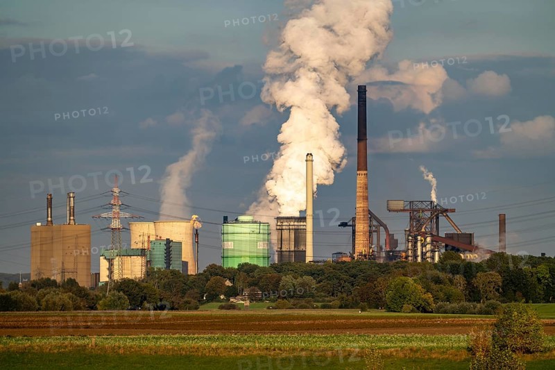 Hüttenwerke Krupp-Mannesmann, HKM in Duisburg-Hüttenheim, 2 blast furnaces, coking plant, quenching cloud, Rheinauen in Duisburg-Mündelheim, North Rhine-Westphalia, Germany, on the left the gas-fired power plant, cooling towers, Europe