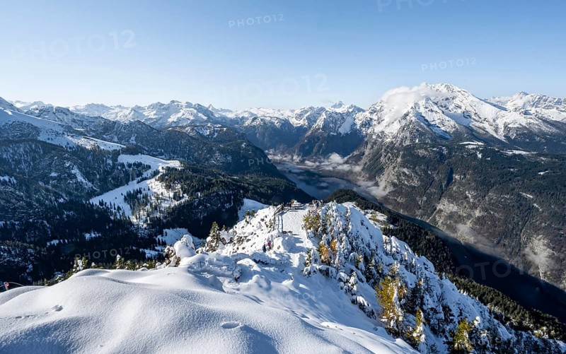 Hiking trail on the snow-covered summit of the Jenner with viewing platform in autumn, view of Königssee and Watzmann, Berchtesgaden National Park, Berchtesgaden Alps, Schönau am Königssee, Berchtesgadener Land, Bavaria, Germany, Europe