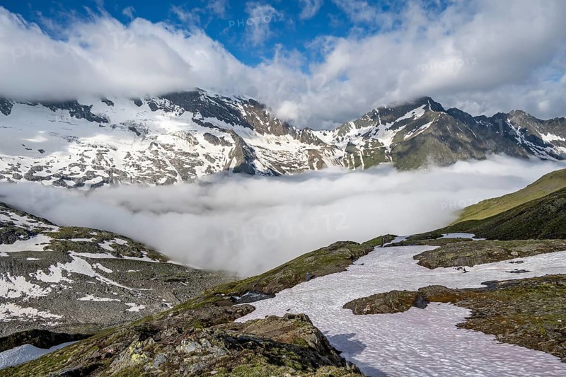 Mountain panorama with high fog in the valley, summit Hochfeiler, Hoher Weißzint and Hochsteller with clouds, glacier Schlegeiskees, Berliner Höhenweg, Zillertal Alps, Tyrol, Austria, Europe