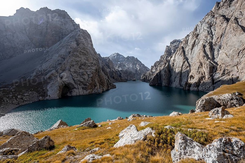 Mountain lake Kol Suu rocky steep mountains, Kol Suu Lake, Kurumduk Valley, Sary Beles Mountains, Naryn Province, Kyrgyzstan, Asia