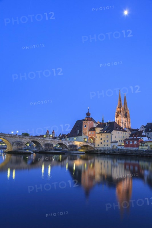 Church and bridge reflected in river, twilight, moon, idyllic, Regensburg Cathedral and stone bridge, Regensburg, Danube, Bavaria, Germany, Europe