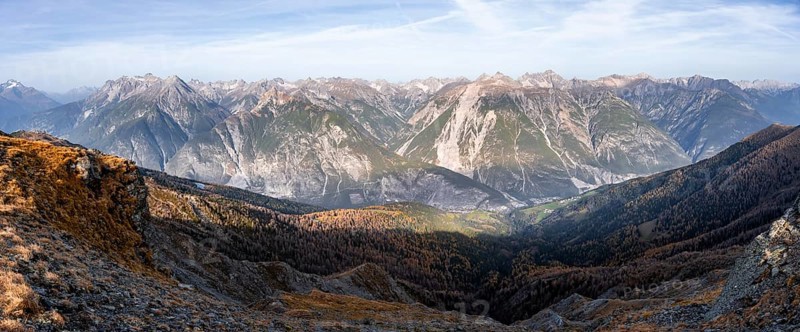View from the ridge of the Venet to the mountain panorama of the Parzinn Group of the Lechtal Alps, yellow larches in autumn, Venet crossing, Ötztal Alps, Tyrol, Austria, Europe