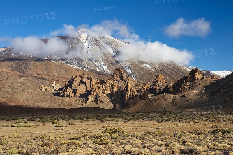 Pico del Teide, 3715m and Roques de Garcia, Teide National Park, Tenerife, Canary Islands, Spain, Europe