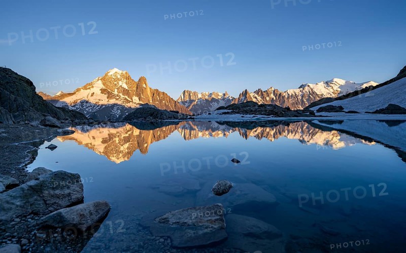 Evening mood, mountain landscape at sunset, alpenglow, water reflection in Lac Blanc, mountain peak, Aiguille Verte, Grandes Jorasses, Aiguille du Moine, Mont Blanc, Mont Blanc massif, Chamonix-Mont-Blanc, Haute-Savoie, France, Europe