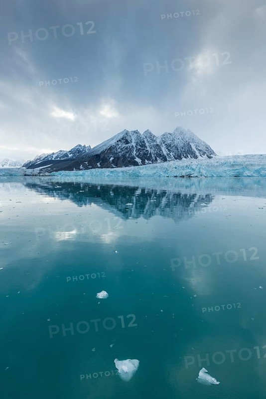 Mountains and glacier edge of Monacobreen, Liefdefjord, Woodfjord area, Spitsbergen Island, Svalbard and Jan Mayen archipelago, Norway, Europe